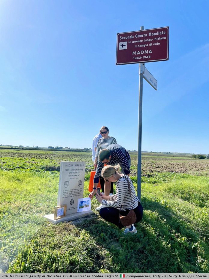 La famiglia di Bill Ondocsin , figlio del pilota statunitense John, visita il campo di aviazione della Seconda Guerra Mondiale di Madna a Campomarino