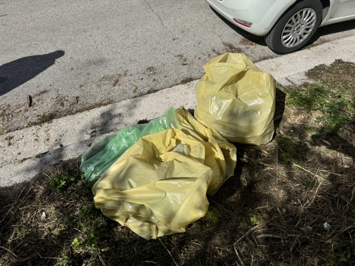 Puliamo il mondo, volontari in azione in Via Montegrappa a Campobasso