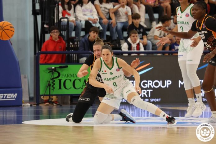 Basket, Eurocup, la Molisana Magnolia, magica notte all’Arena: il PECS deve arrendersi. Madera top scorer. In doppia cifra anche Kunaiyi e Zięmborska. Le rossoblù erano state anche avanti di 16