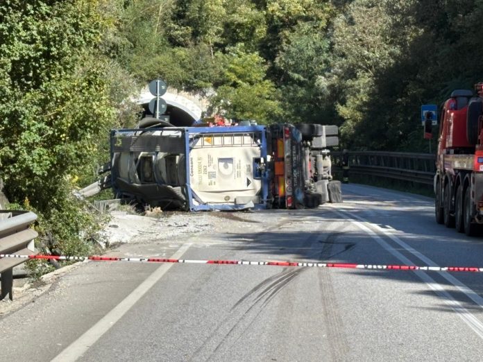Pomeriggio infernale sulla Venafrana: si ribalta un tir, trasportava acido solforico