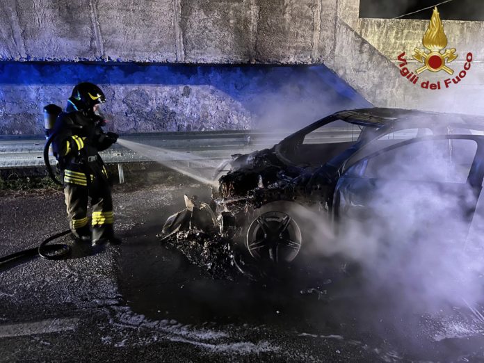 Auto in fiamme a Sesto Campano, intervengono i Vigili del fuoco