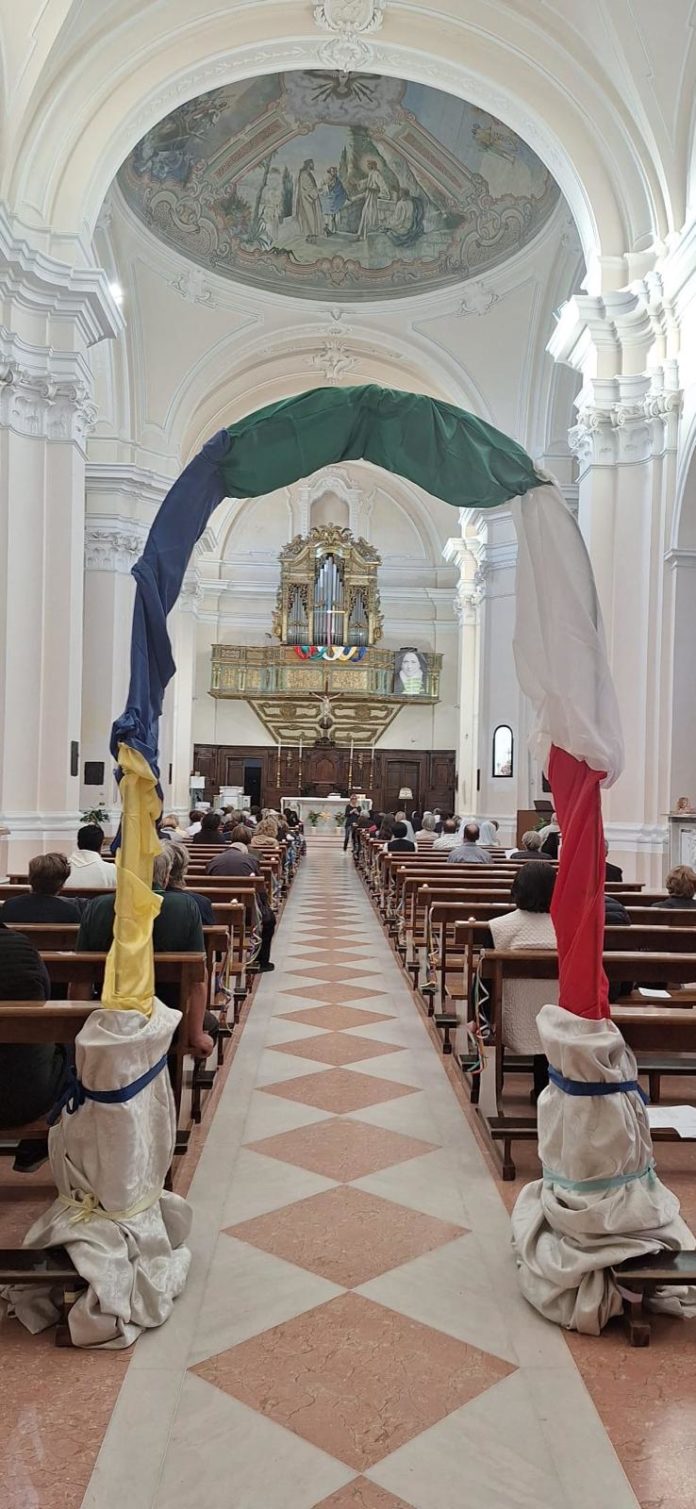 Il vescovo Gianfranco De Luca apre il nuovo anno pastorale con il mandato ai catechisti