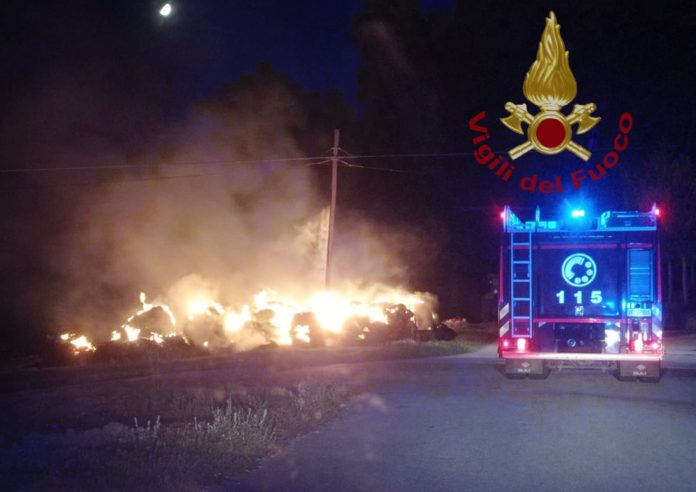 Incendio nella notte a Spinete: Vigili del fuoco al lavoro per 10 ore