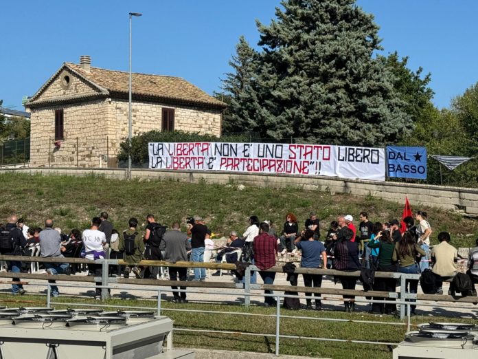 Fuori dall’Unimol la protesta contro Piantedosi, manifestanti cantano Bella Ciao e citano Gaber