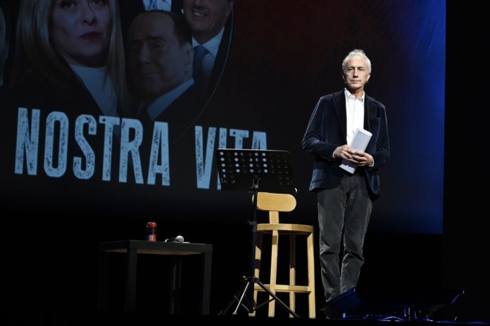 Tutti nel mirino di Travaglio, a Isernia successo per “I migliori danni della nostra vita”