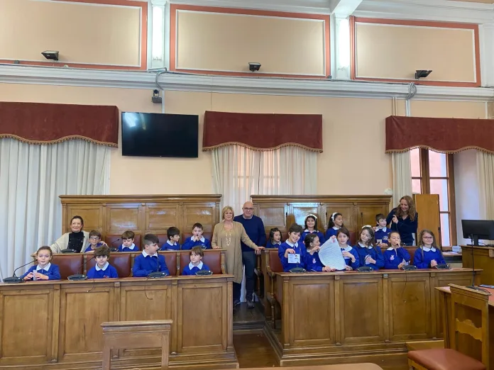 Campobasso, gli alunni della scuola Montini “consiglieri per un giorno”: consegnato alla sindaca Marialuisa Forte il “Patto del giovane cittadino”