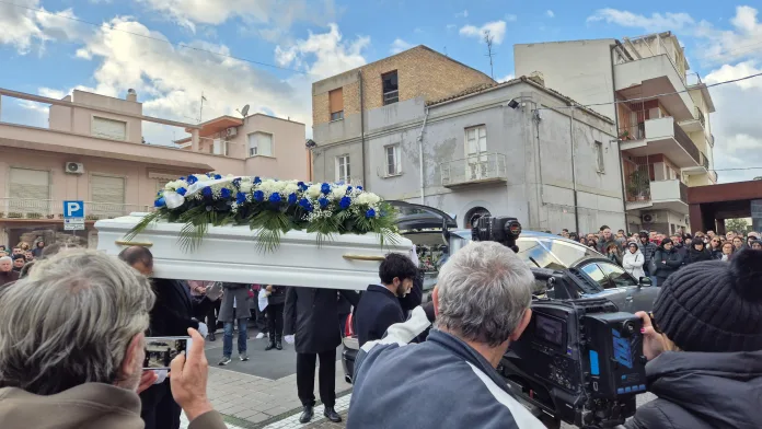 A San Salvo l’ultimo straziante saluto alla 17enne Gloria Griguoli