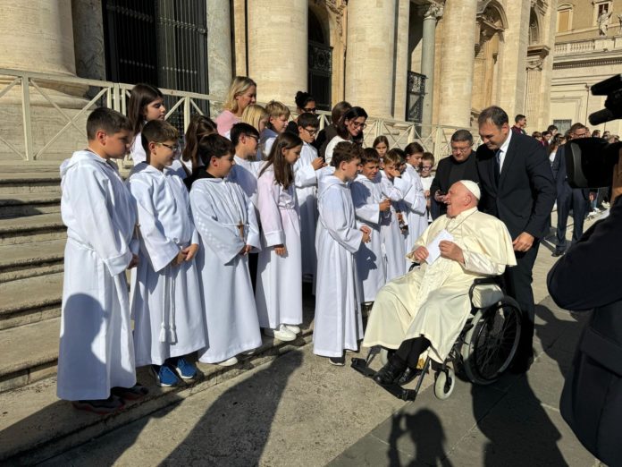 I bambini della parrocchia di San Timoteo di Termoli incontrano Papa Francesco in piazza San Pietro. Il Pontefice augura pronta guarigione a don Benito