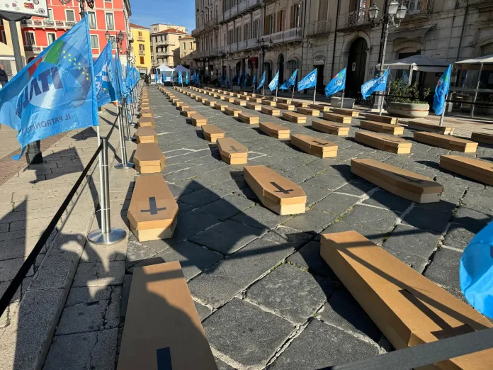 102 bare in piazza Prefettura: l’iniziativa choc della Uil per dire basta a morti e incidenti sul lavoro