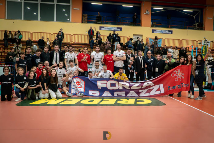 Volley, A3, EnergyTime Spike Devils, primi sorrisi contro Reggio. I rossoblù hanno la meglio al tie-break sul team calabrese