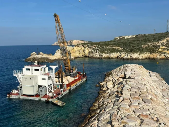 Molo nord danneggiato da mareggiata nel 2023, alle Isole Tremiti iniziati i lavori di riconfigurazione della struttura a difesa delle banchine