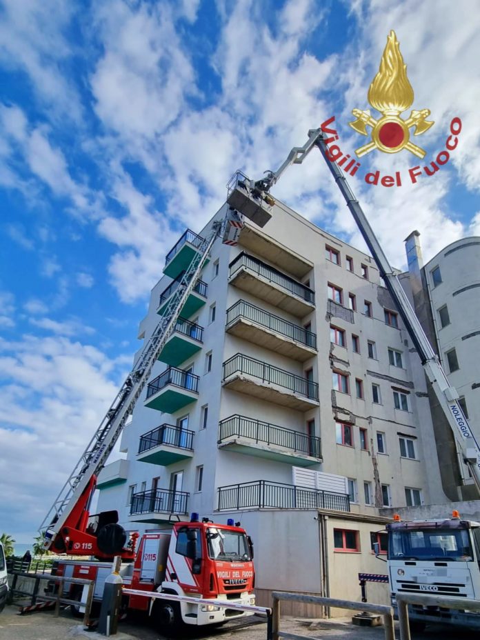 Bloccati su un’impalcatura a Termoli, salvati dai vigili del fuoco