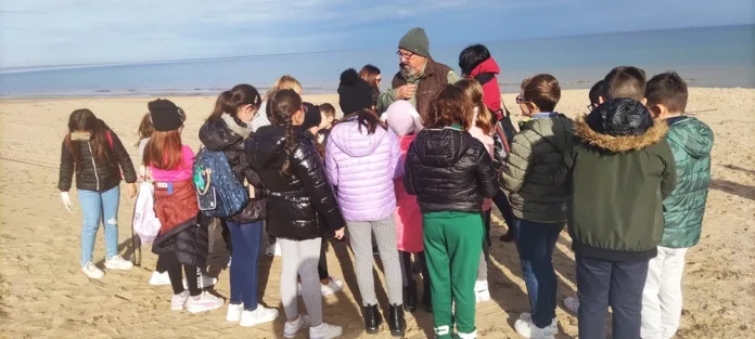 LA SCUOLA SULLA SPIAGGIA…UN MARE DI SCOPERTE.UNA LEZIONE DECISAMENTE ORIGINALE
