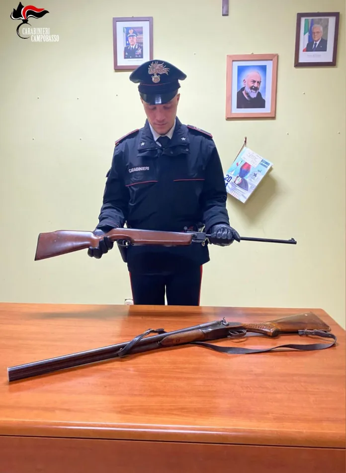 Ragazzi fanno schiamazzi in piazza, lui spara colpi di fucile: uomo denunciato