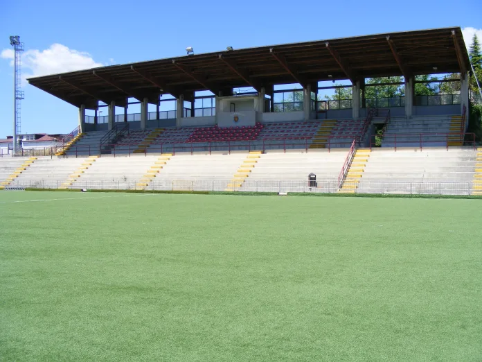 Agnone, fumogeni allo stadio: Daspo per sei tifosi ospiti fumogeni agnone