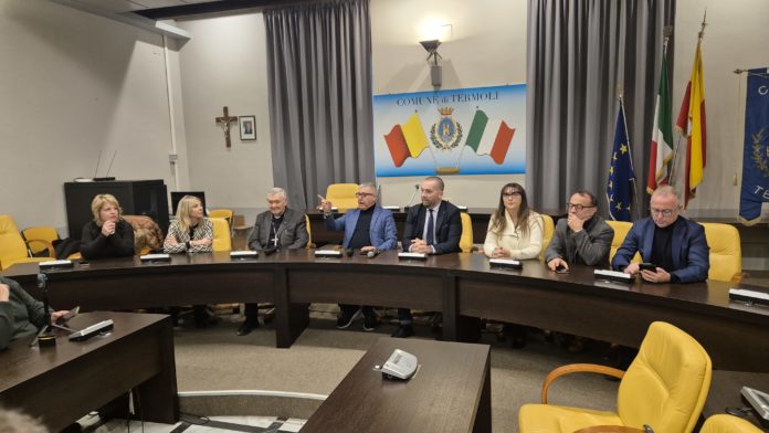 Gli auguri del Vescovo Gianfranco De Luca in Comune: “Il Natale per scoprire che nel nostro profondo é sempre presente Dio”