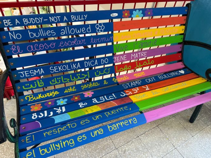 Termoli, inaugurata “La panchina dell’amicizia, alla scuola secondaria Schweitzer