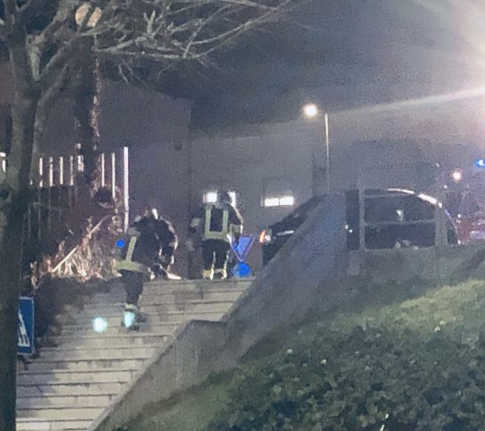 Termoli: auto finisce sulle scale del Centro Commerciale