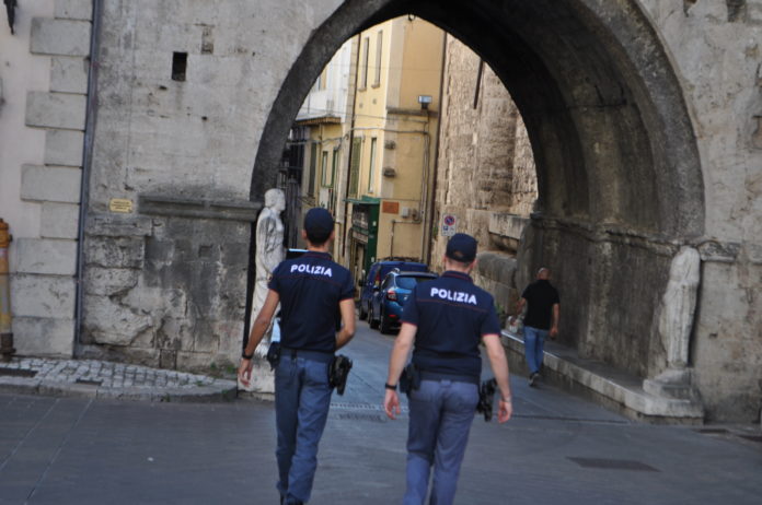 Isernia, fermato in un condominio dalla polizia: espulso uno straniero irregolare