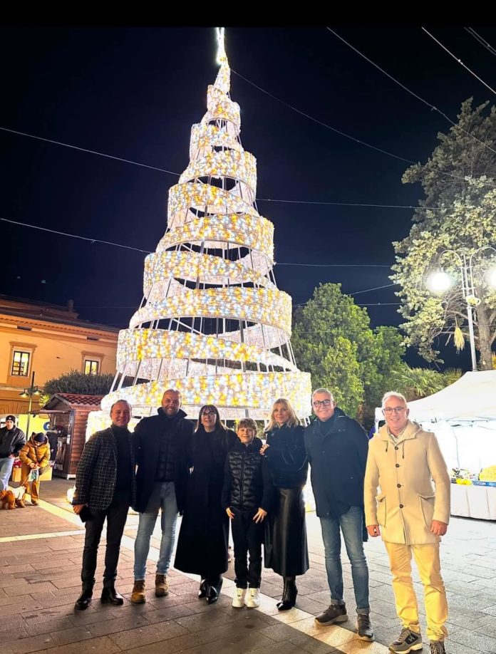 Natale a Termoli: inaugurato il grande albero in Piazza Vittorio Veneto