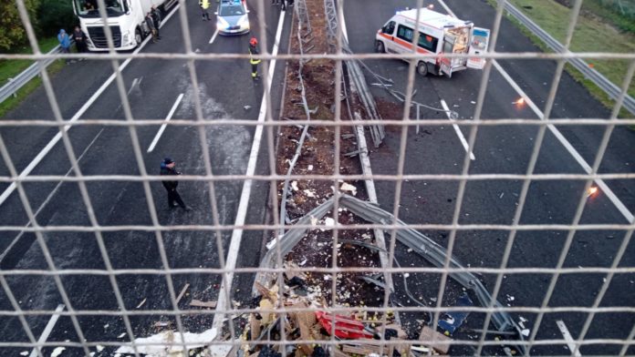 Tir si ribalta in A14, traffico in tilt