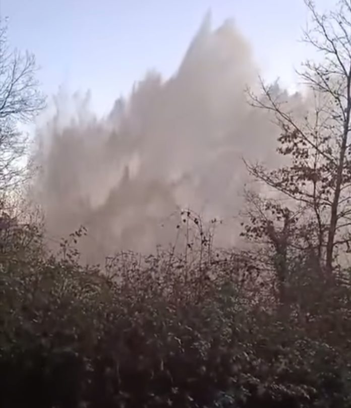 Rottura di una condotta idrica a Vinchiaturo, zampilli di acqua alti diversi metri. Tecnici di Mosile Acque al lavoro per riparare il danno