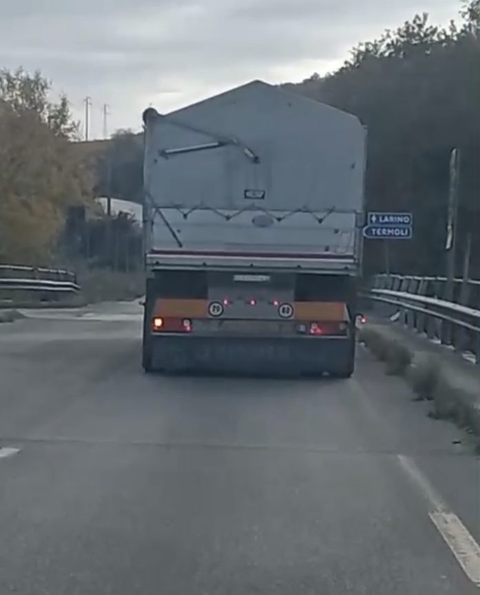 Sul ponte dello sceriffo ancora grossi camion nonostante il divieto