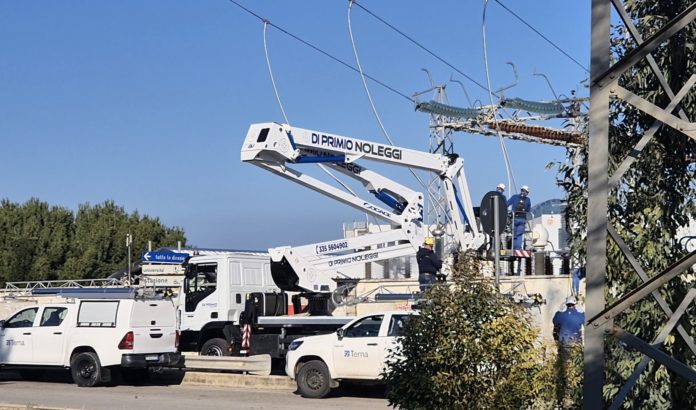 Fiamme dai tralicci a Termoli, Terna: “Scariche dovute a inquinamento salino”