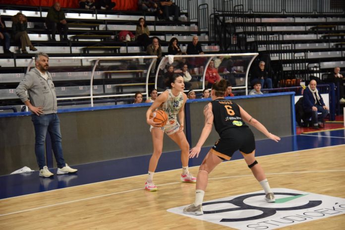 Basket, Serie B, la Molisana Magnolia, non basta un terzo quarto con Marigliano. Rossoblù superate in esterna dalla vicecapolista: pesano 40 punti al passivo per i #fiorellinidacciaio sino all’intervallo