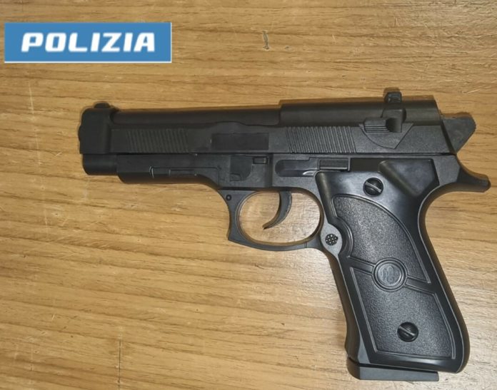 Isernia: in giro con una pistola giocattolo senza tappo rosso, fermati due minori pistola isernia