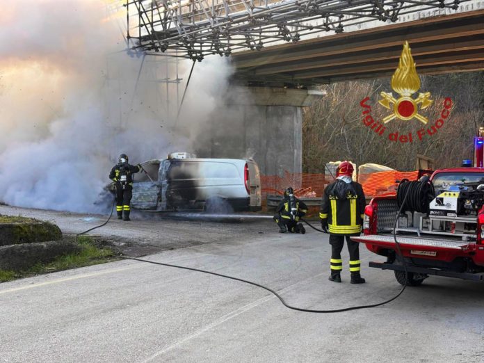 Furgone in fiamme a Riccia, sul posto i Vigili del fuoco