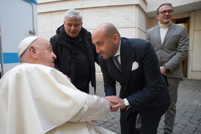 Natale di solidarietà: imprenditore molisano dona 2.250 panettoni al Papa
