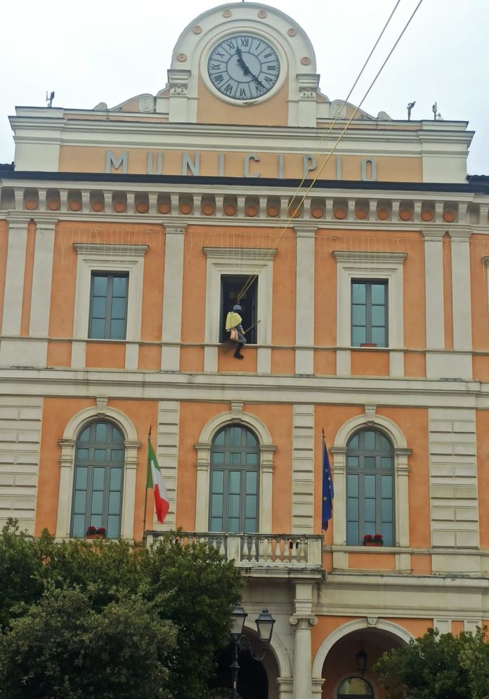 Tradizione rispettata: la Befana amica dei Vigili del fuoco di Campobasso si è calata dalla finestra di Palazzo san Giorgio