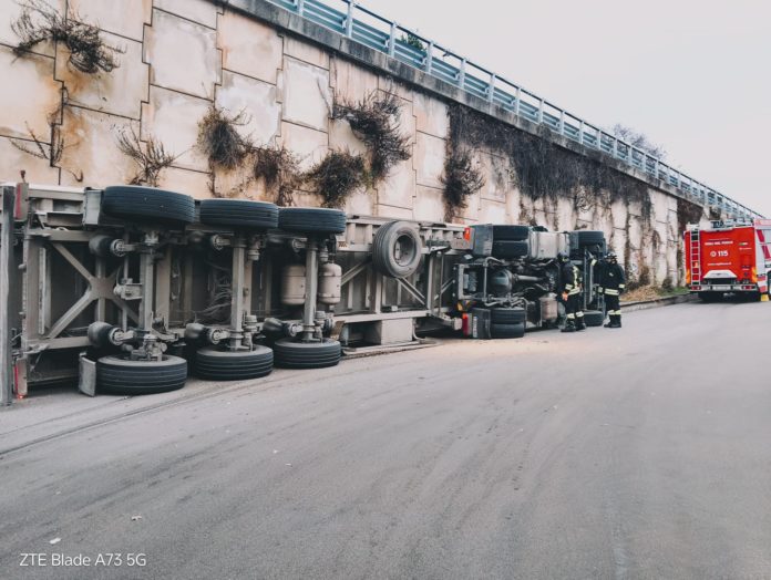 Campobasso: tir si è ribaltato sulla tangenziale est