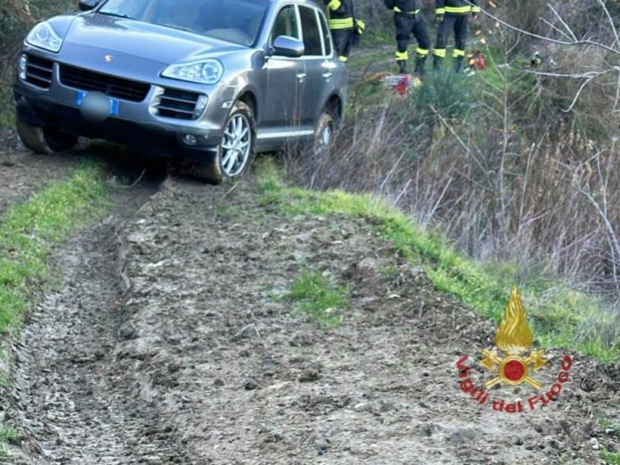 Auto in bilico su un burrone, due anziani salvati dai vigili del fuoco