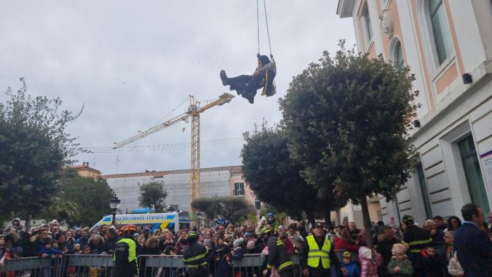 Termoli: gioia in piazza Monumento per la discesa della Befana
