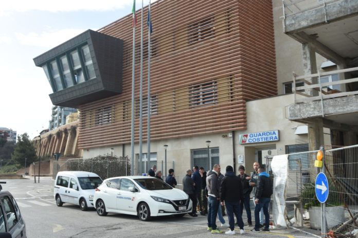 Incendio piattaforma in mare, scongiurato l’inquinamento: in mattinata prelievi dell’Arpa