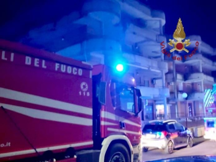Incendio su un pianerottolo.Paura in un condominio a Portocannone
