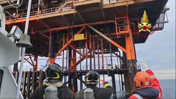 Incendio sulla piattaforma al largo della costa: le tecniche di spegnimento utilizzate dai Vigili del Fuoco e