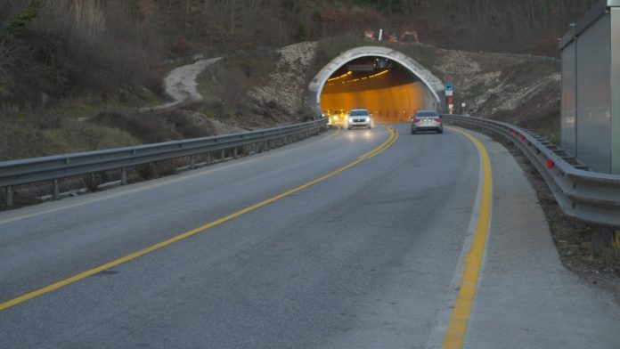 Trignina, riapre la Galleria Serre: via semaforo e senso unico alternato riapre galleria serre