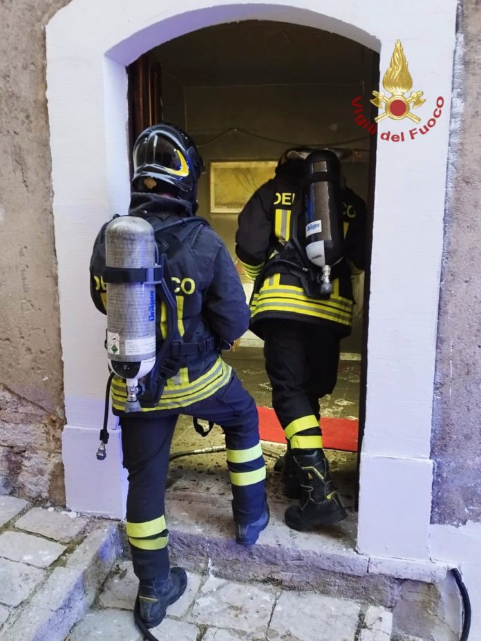 Incendio in una casa di Cercemaggiore, fiamme dall’albero di Natale