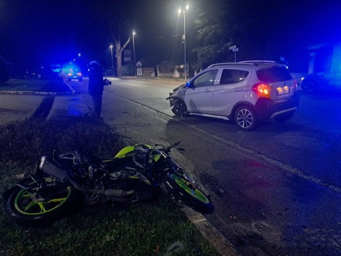 Isernia, moto contro auto: centauro di 18 anni finisce in ospedale isernia moto auto