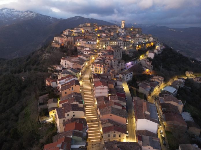 Spopola sul web la Scalinata monumentale di Trivento illuminata per le feste natalizie. Un successo per l’Associazione Centro Storico