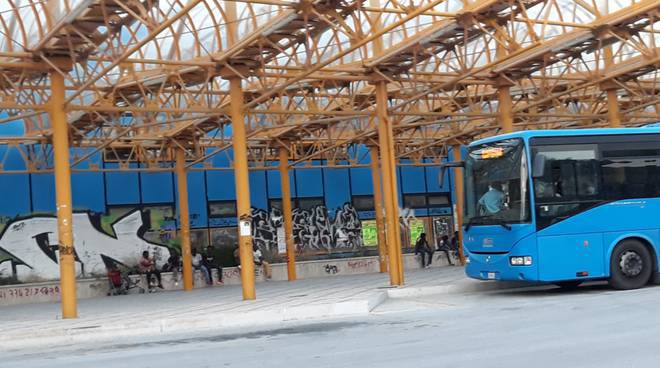 Chiede biglietto a passeggero, autista di autobus aggredito con calci e pugni