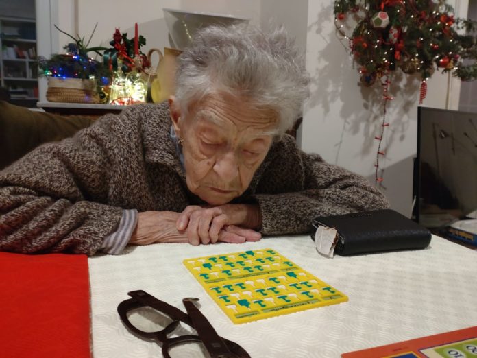 A 103 anni non rinuncia alla tradizionale partita a tombola