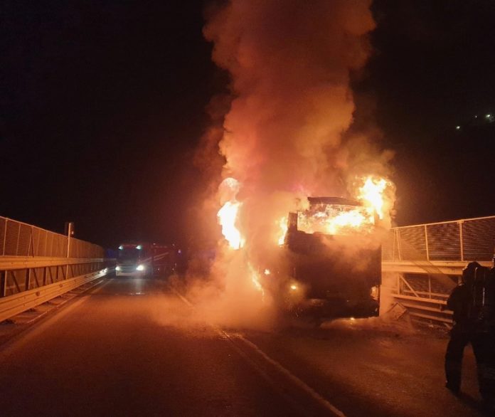 Bus in fiamme sulla Trignina: illeso il conducente