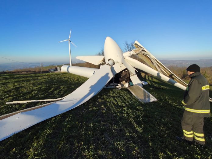 Pala eolica spezzata cade in un campo a Tufara, area posta sotto sequestro