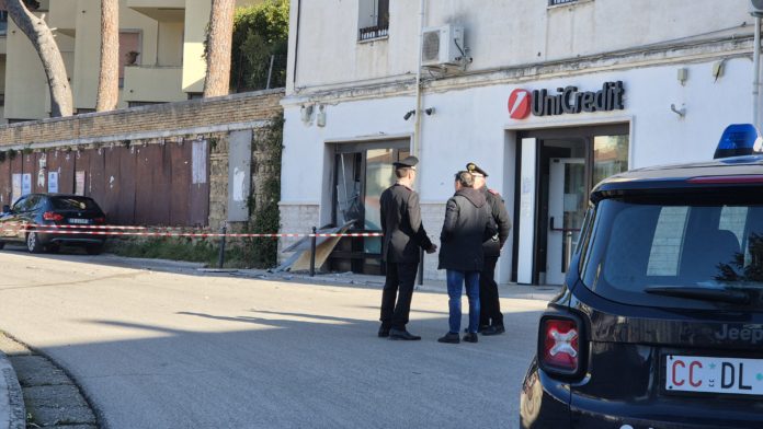 Assalto al bancomat di Larino, terminate le verifiche: ladri a bocca asciutta, nessuna banconota portata via