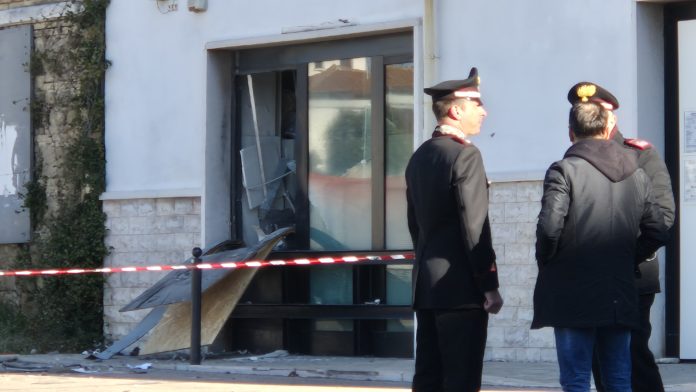 Banda di ladri fa saltare in aria lo sportello bancomat dell’Unicredit di Larino