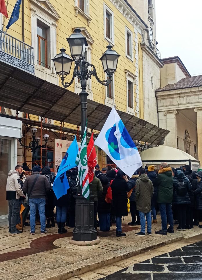 Sciopero nazionale lavoratori call center, a Campobasso sit in davanti alla Prefettura. I sindacati: non possiamo accettare un contratto che penalizza i dipendenti